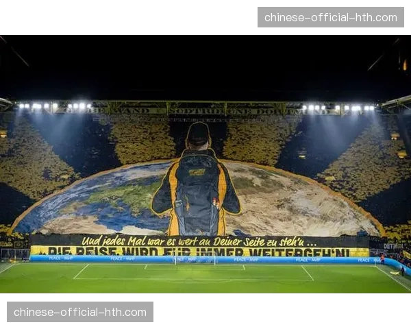 球迷看台现巨型TIFO，多特蒙德主场“黄色城墙”致敬罗伊斯