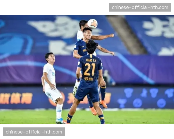 大连人队与青岛西海岸比赛因大雾天气延迟一小时开球