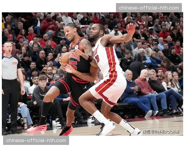 通讯：现场观察尼克斯对热火防守策略，高强度对抗导致双方投篮命中率偏低