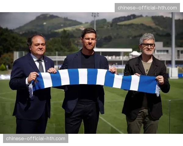 特写：终场哨响，勒沃库森主帅阿隆索逐一拥抱安慰弟子