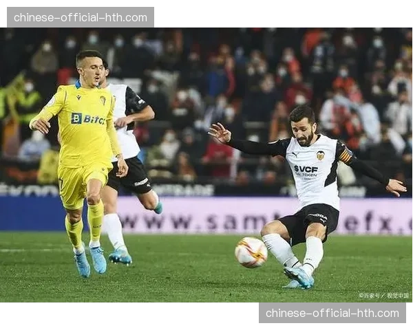 加的斯对阵阿尔梅里亚保级战，两队下半场不约而同收缩为区域防守